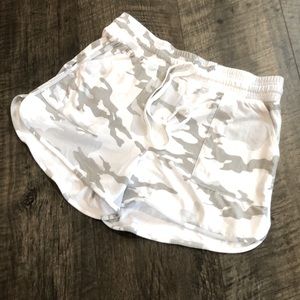 NWOT ATHLETIC WORKS LIGHT WEIGHT CAMO SHORTS SIZE XS (0-2)